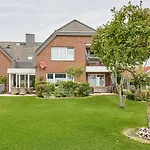 Haus Muehlentrift 03 *